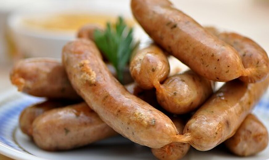 https://www.meat2u.nz/wp-content/uploads/2021/09/sausages-872x520-1.jpg